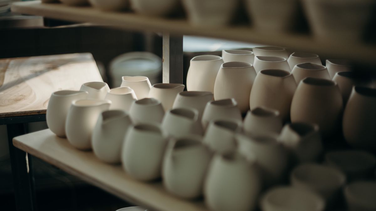 Une collection de petits vases en céramique dans la lumière d’un atelier