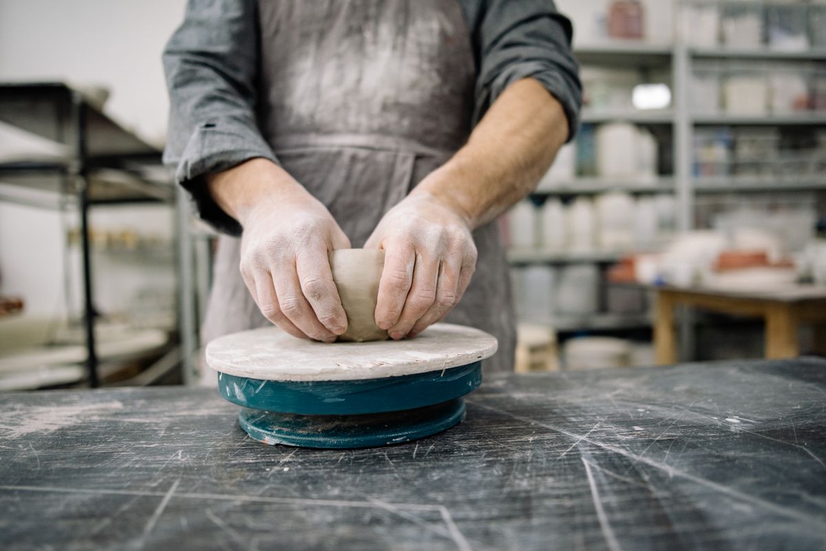 Les mains d’un céramiste au travail